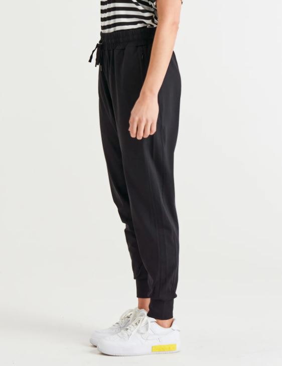 Cara Travel Jogger Black