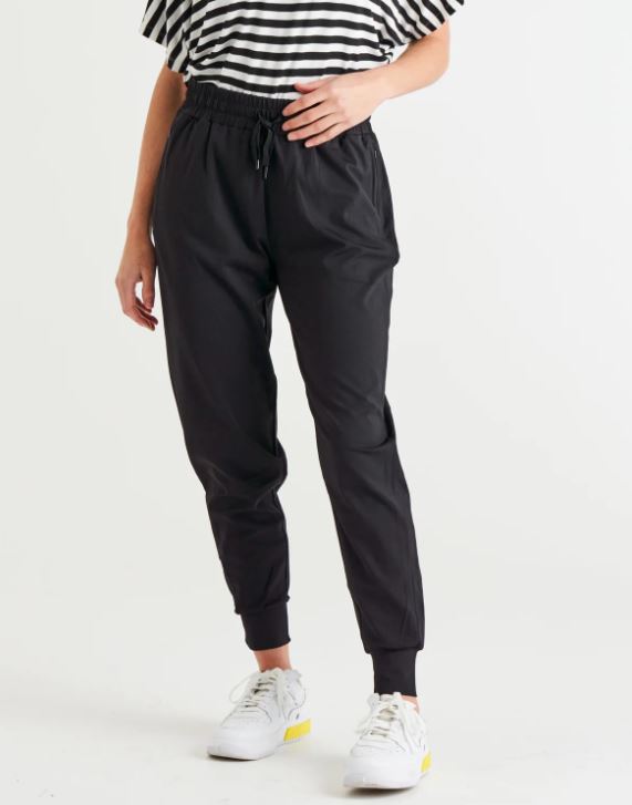 Cara Travel Jogger Black